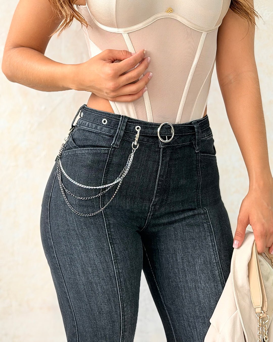 Jean Flare Negro Desgatado con Cadena Decorativa
